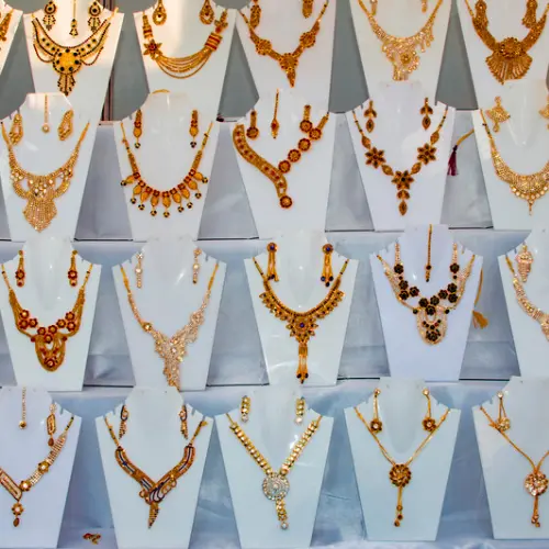 Elegant golden necklaces and complete jewelry sets for women - Goods Loot